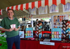 Ton stak daarna over naar Vivani - iChoc.  iChoc krijgt een compleet nieuwe look. Ook komen er nieuwe varianten bij en de plantaardige chocolade zal vanaf nu gemaakt worden met Fairtrade cacao. 